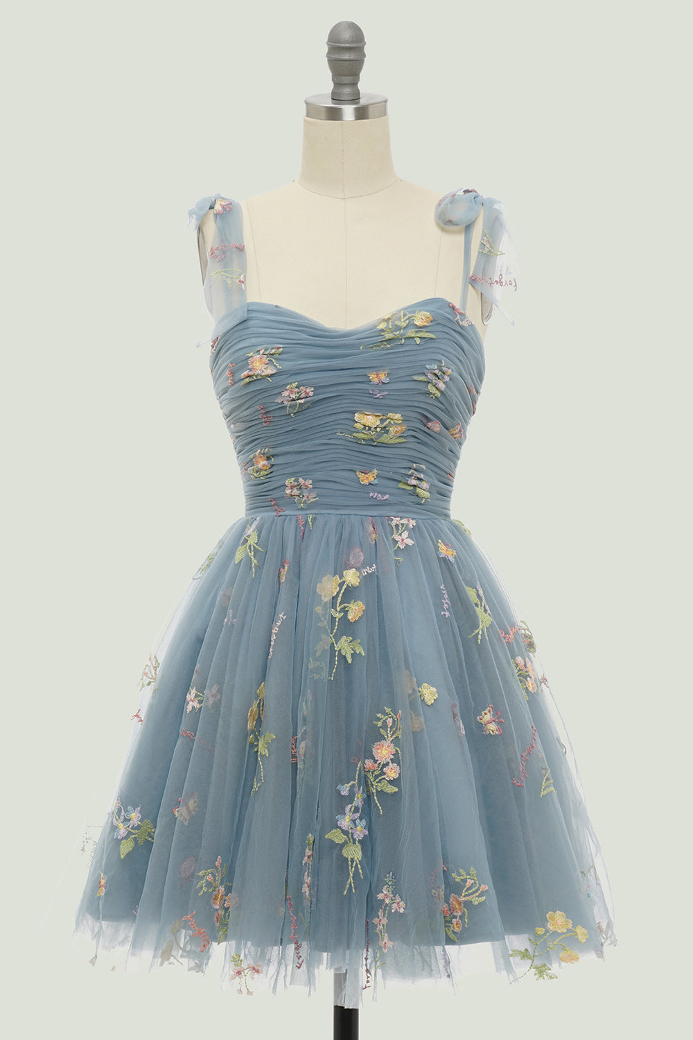 Robe de bal de promo champagne à fines bretelles et coupe trapèze, ornée de broderies.