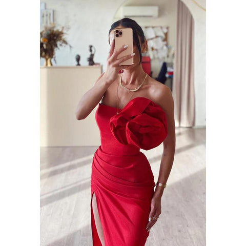 Vestido largo de noche de fiesta sin tirantes, sin mangas, con estampado floral y fruncido, de satén. 