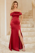 Robe de demoiselle d'honneur longue bordeaux fourreau à épaules dénudées et fente sur le devant