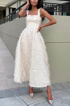 Robe midi féérique et ravissante à col carré en tissu duveteux et à franges. 