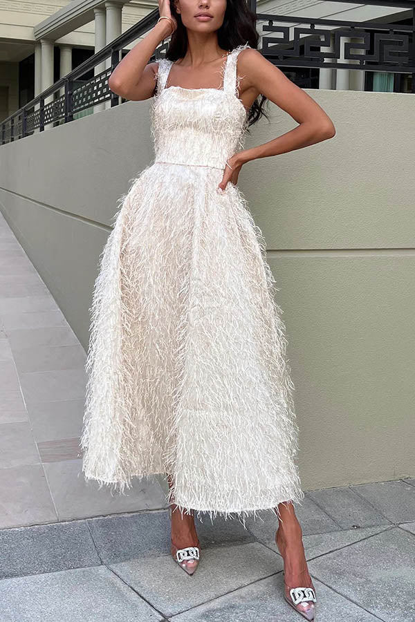 Robe midi féérique et ravissante à col carré en tissu duveteux et à franges. 