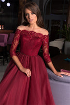 Robe de bal longue en dentelle bordeaux à manches courtes et tulle