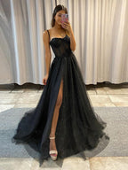 Vestido de fiesta de tul brillante con tirantes finos y corte en A