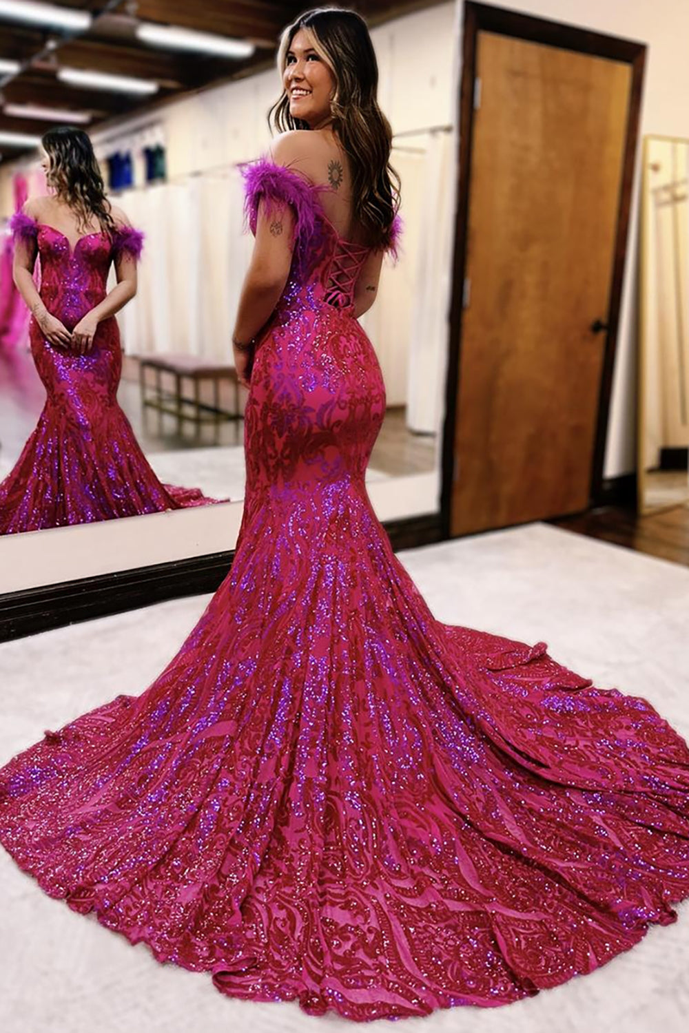 Robe de bal longue sirène scintillante à épaules dénudées et sequins ornée de plumes