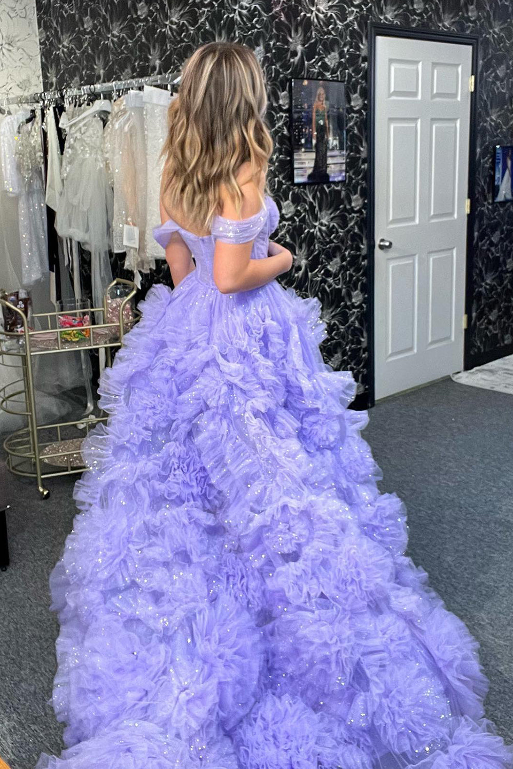 Vestido de graduación azul tipo corsé con hombros descubiertos y volantes