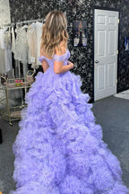 Vestido de graduación azul tipo corsé con hombros descubiertos y volantes