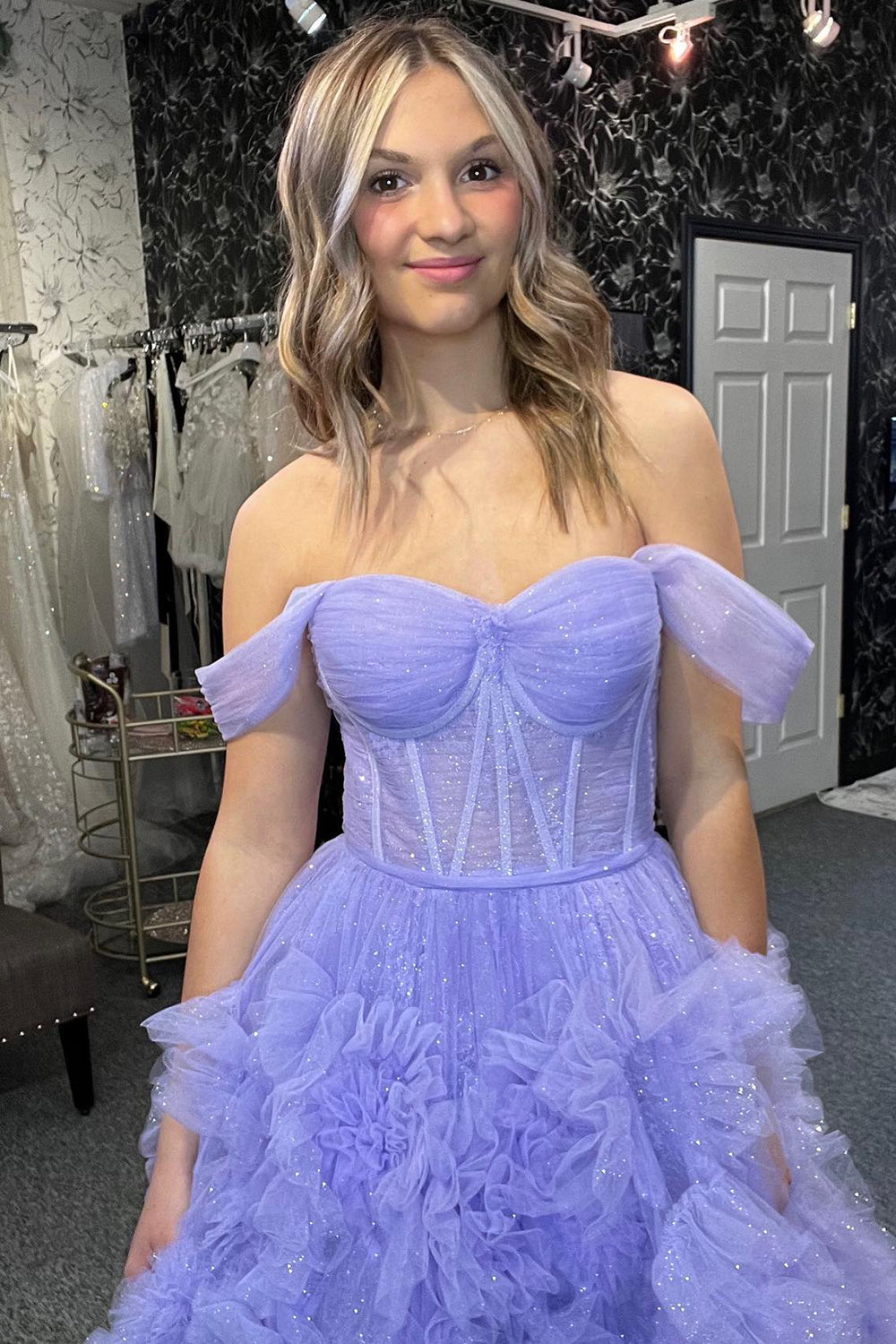 Vestido de graduación azul tipo corsé con hombros descubiertos y volantes