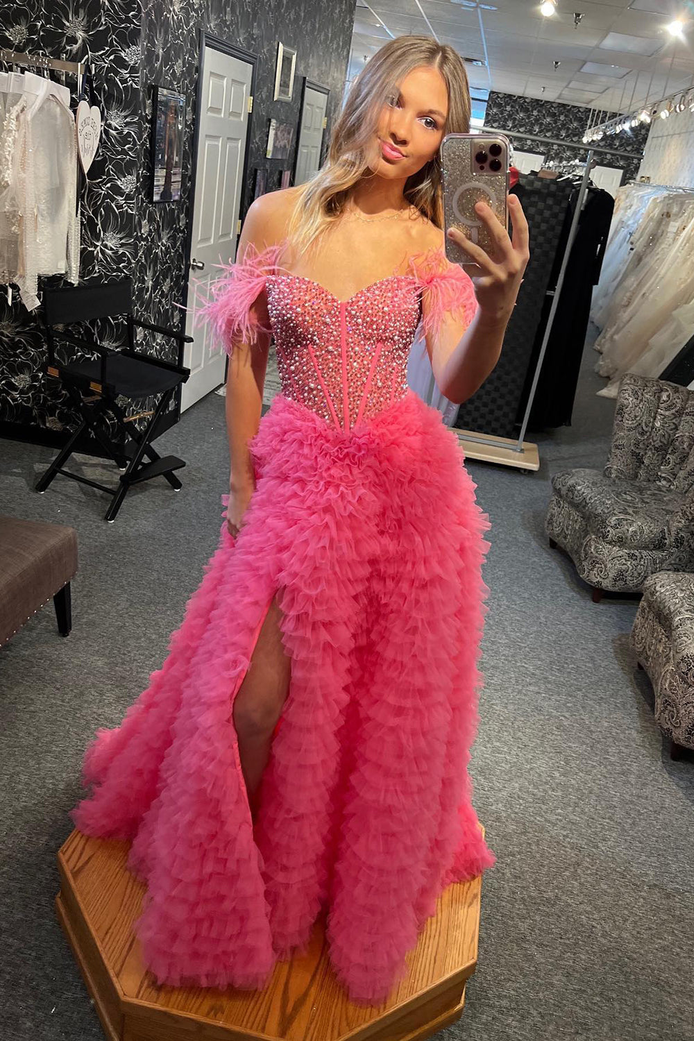 Robe de bal longue en tulle à épaules dénudées, bustier à volants et coupe trapèze ornée de perles