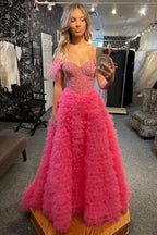 Robe de bal longue en tulle à épaules dénudées, bustier à volants et coupe trapèze ornée de perles