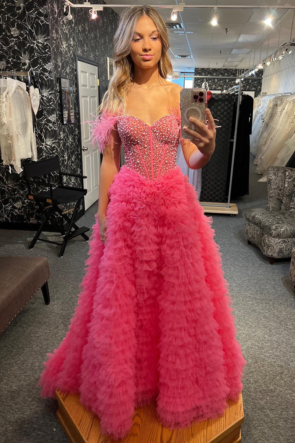 Robe de bal longue en tulle à épaules dénudées, bustier à volants et coupe trapèze ornée de perles