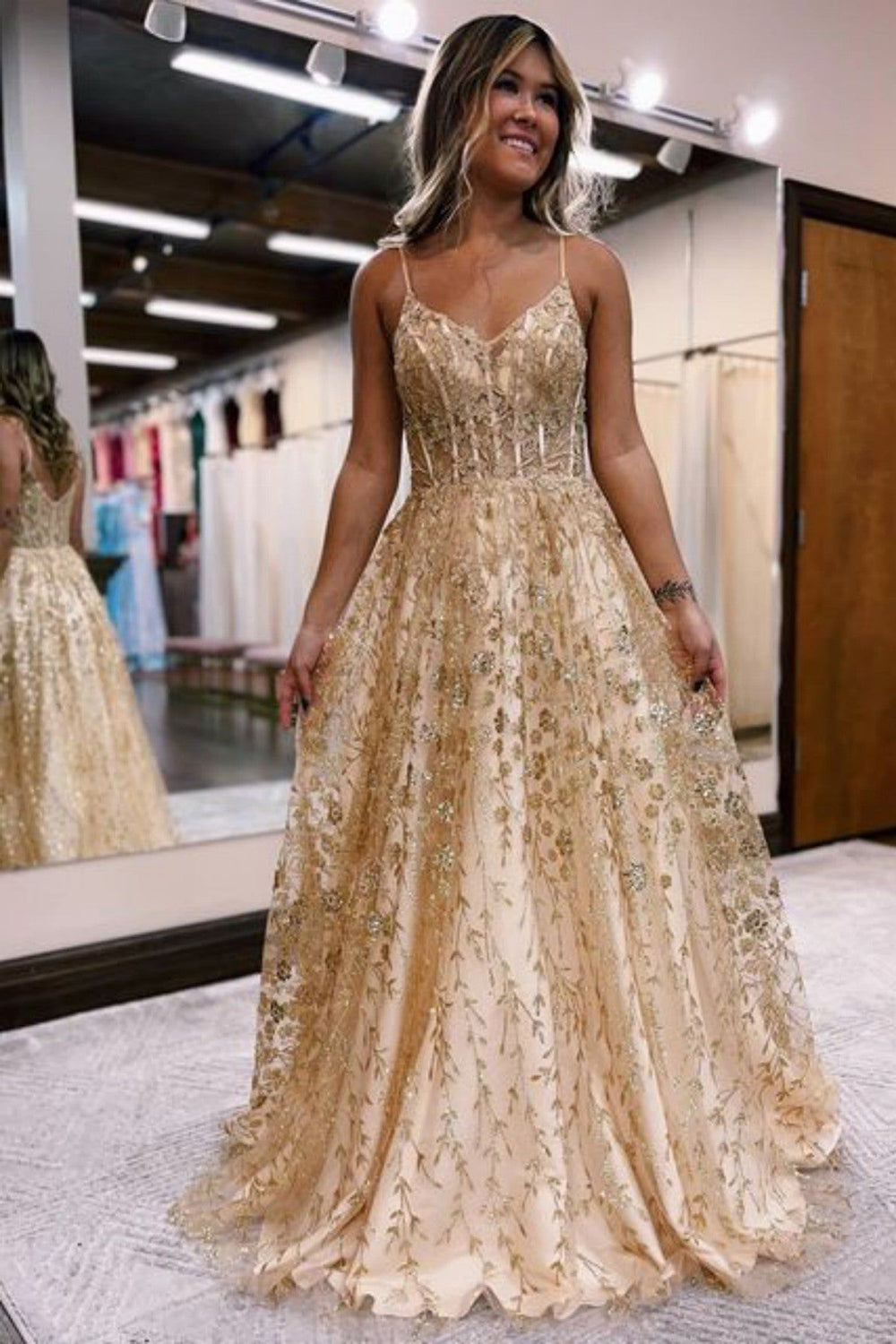 Vestido de fiesta de corte A, tirantes finos, corsé lila con apliques