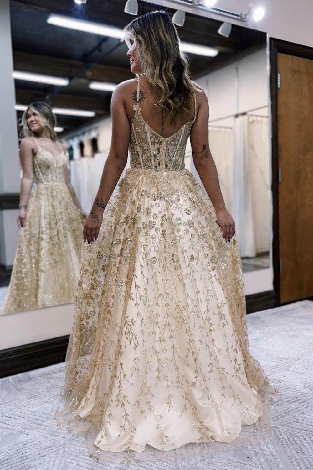 Vestido de fiesta de corte A, tirantes finos, corsé lila con apliques