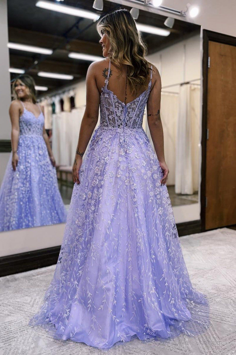 Vestido de fiesta de corte A, tirantes finos, corsé lila con apliques