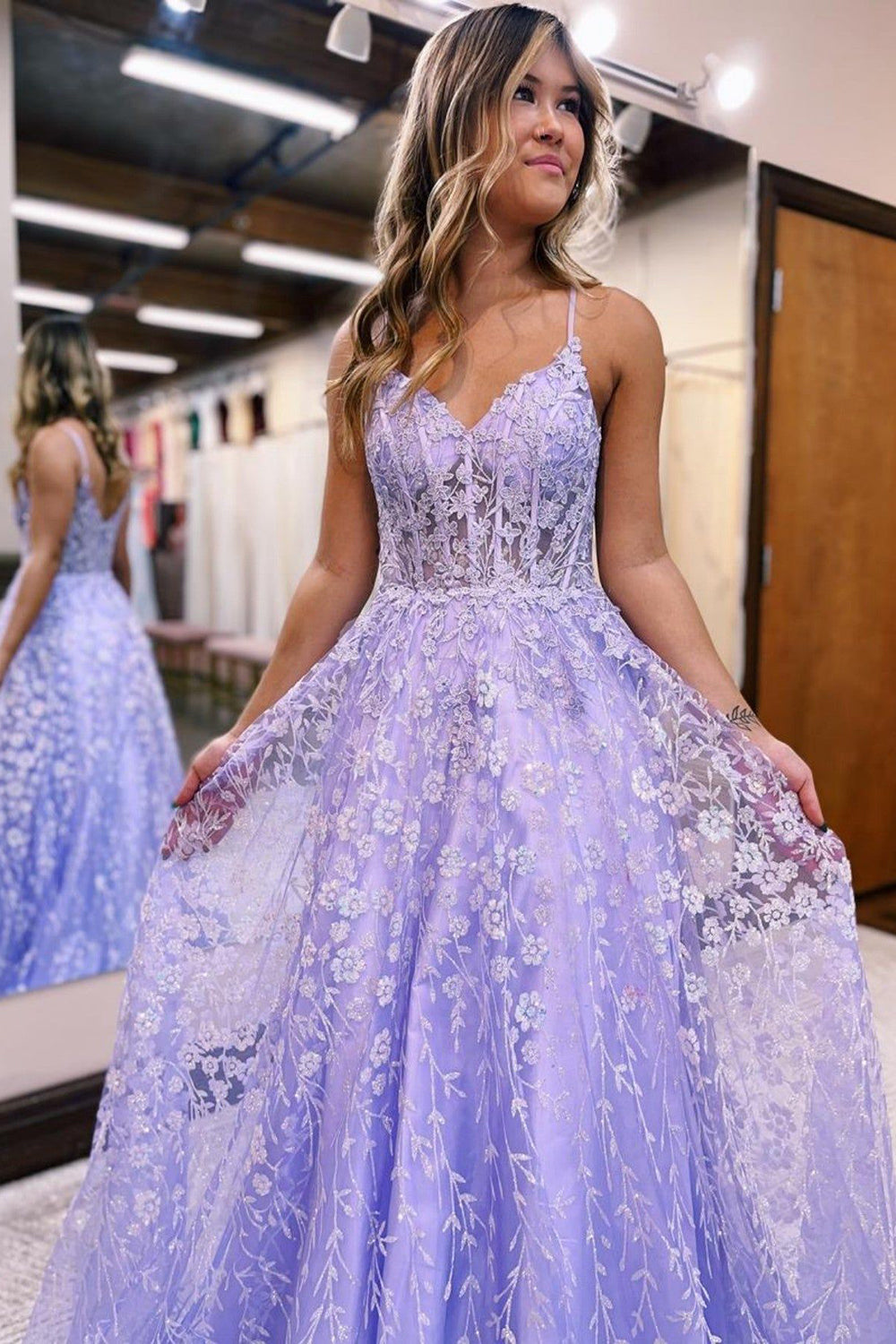 Vestido de fiesta de corte A, tirantes finos, corsé lila con apliques