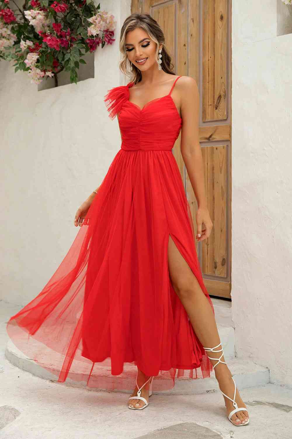 Robe asymétrique à fente froncée