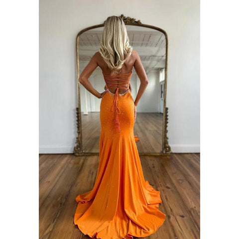 Vestido de noche largo de satén con escote corazón, sin tirantes, con cuentas y abertura