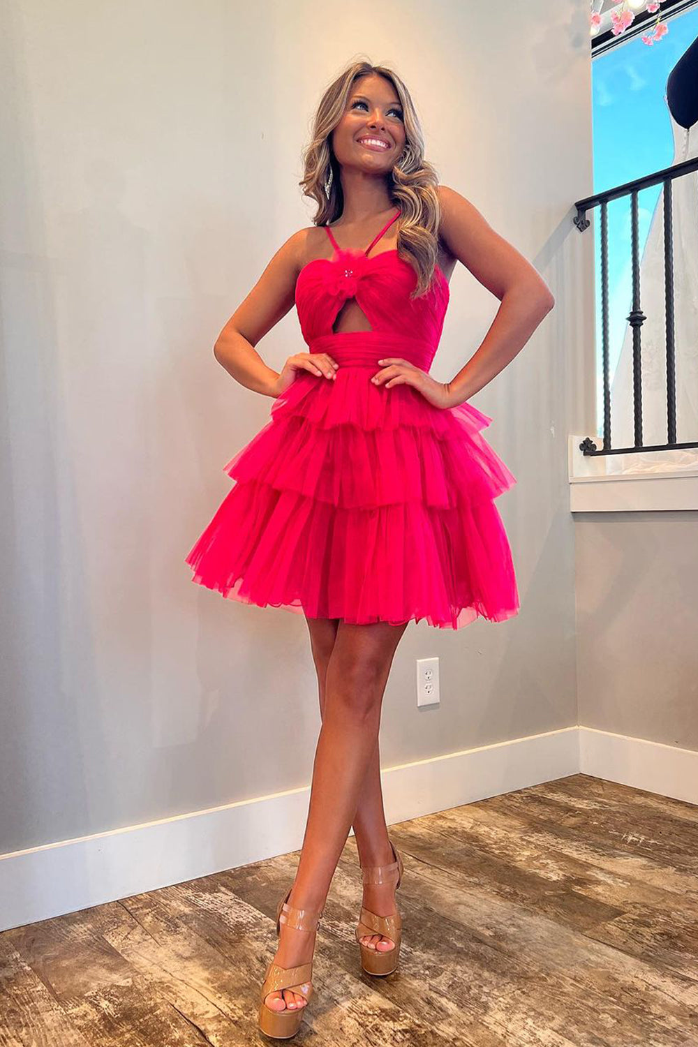 Vestido corto de fiesta de bienvenida con corsé de tul escalonado y escote halter en línea A
