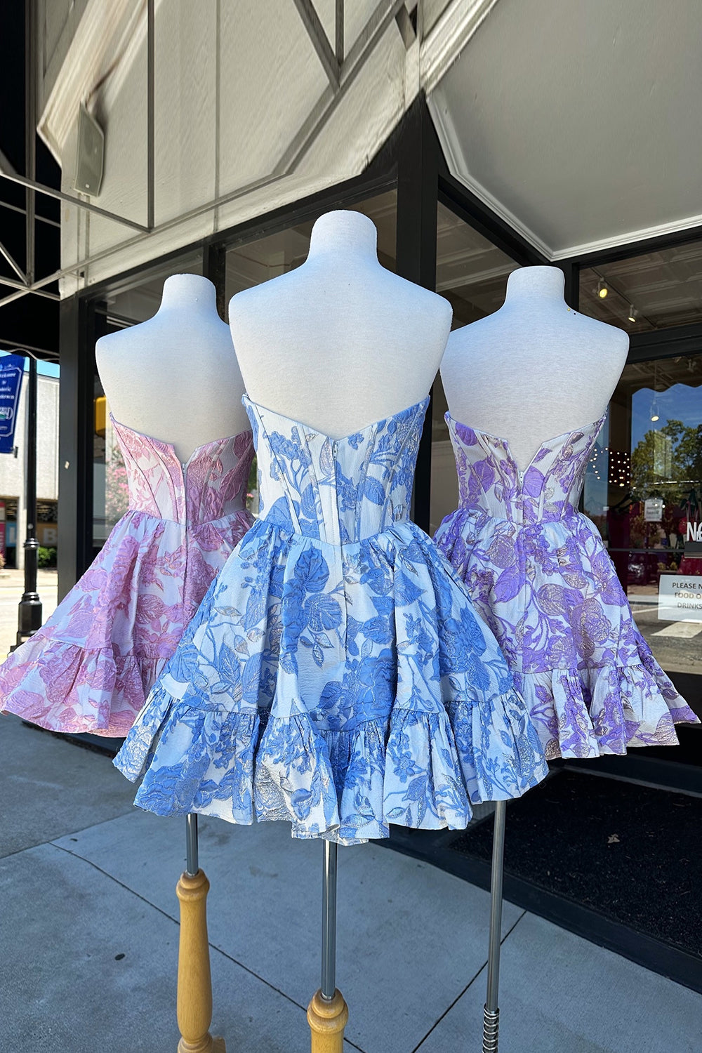 Vestido corto de fiesta sin tirantes, con estampado floral, corte en A, corsé y volantes