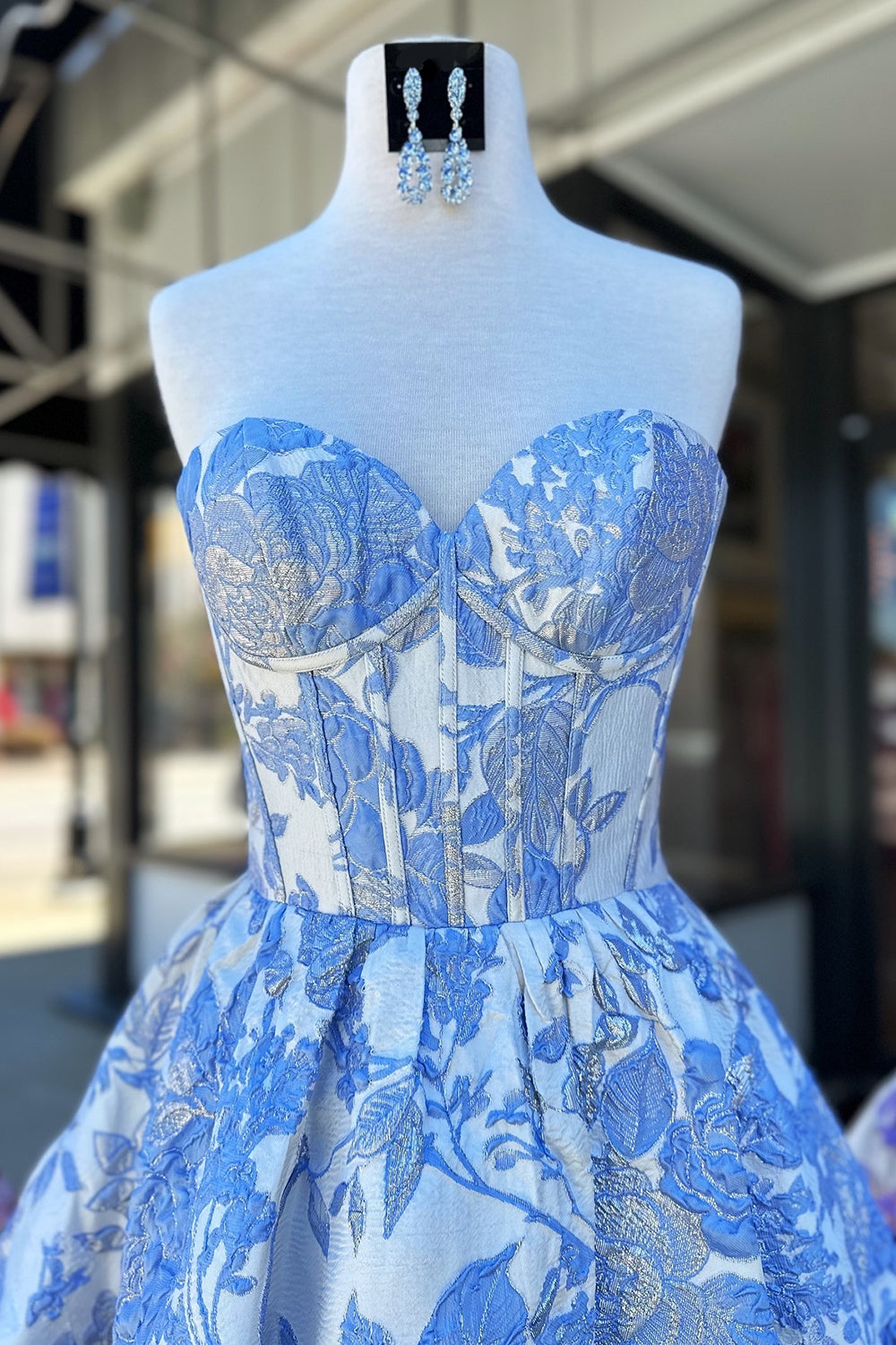 Vestido corto de fiesta sin tirantes, con estampado floral, corte en A, corsé y volantes