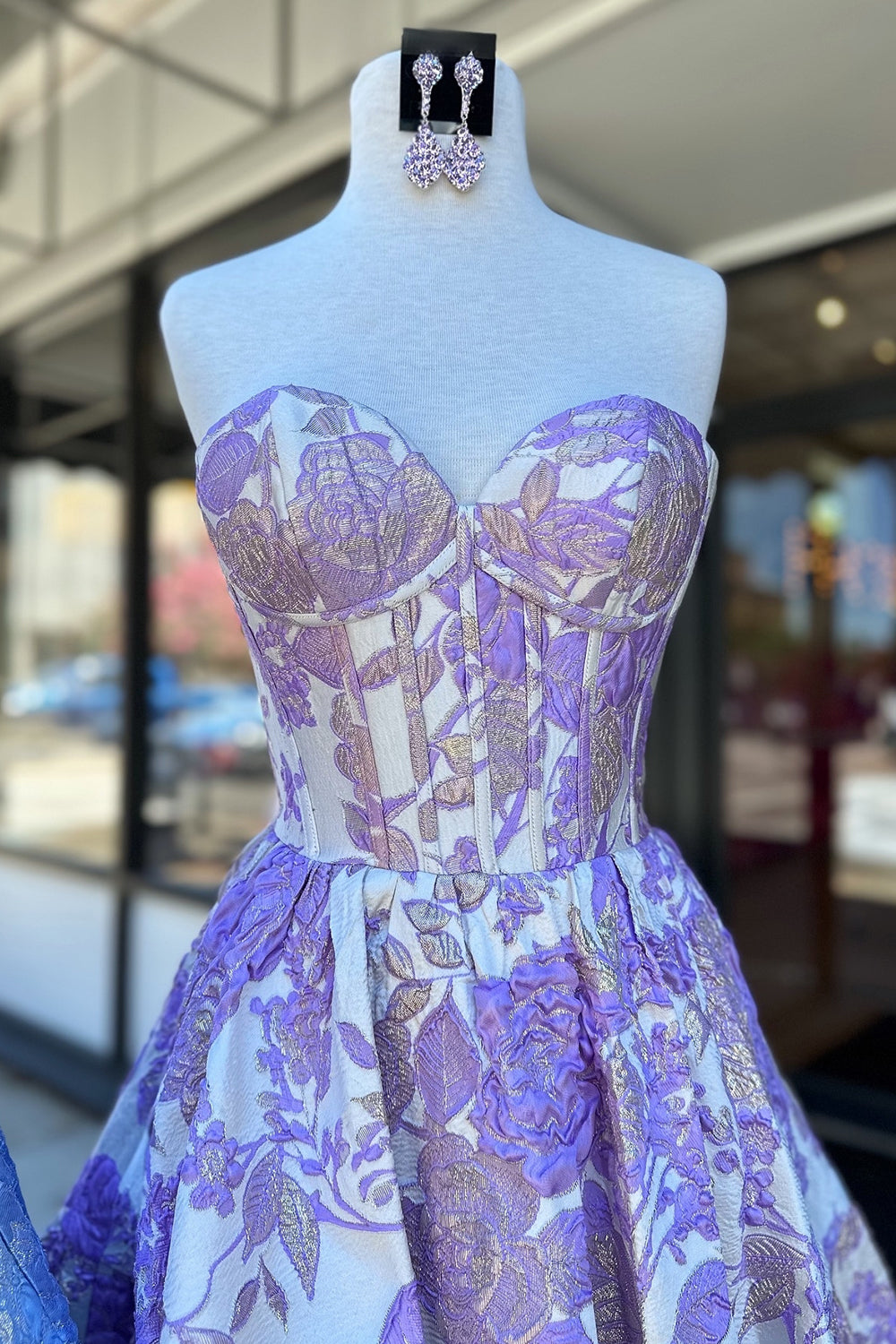Vestido corto de fiesta sin tirantes, con estampado floral, corte en A, corsé y volantes