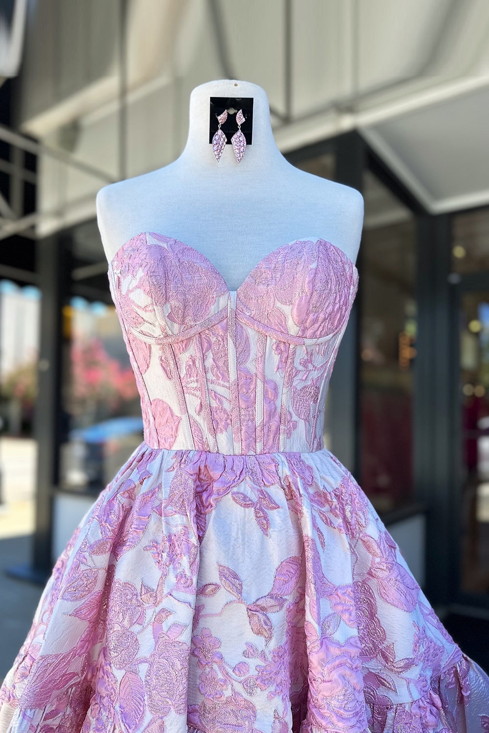 Vestido corto de fiesta sin tirantes, con estampado floral, corte en A, corsé y volantes