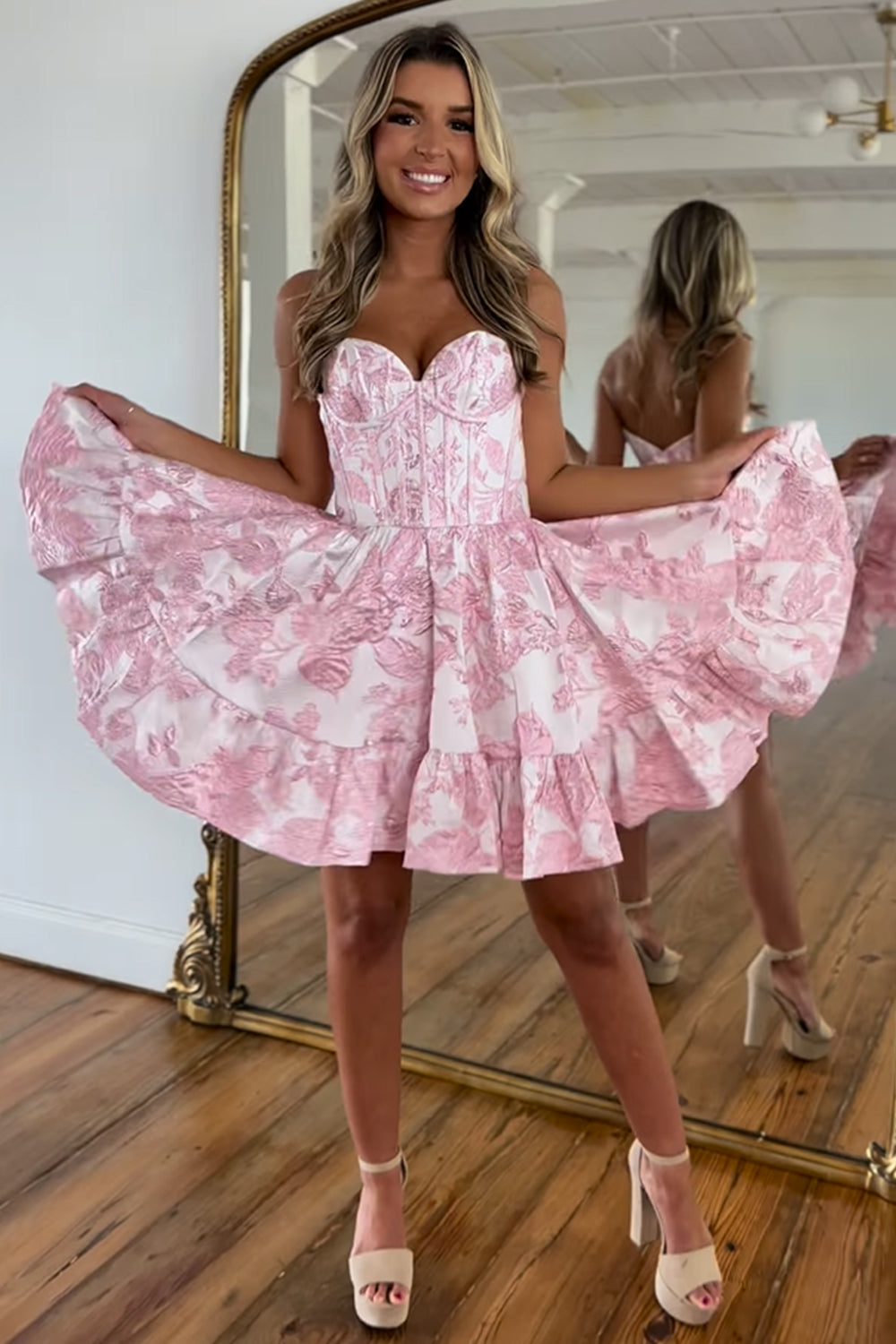 Vestido corto de fiesta sin tirantes, con estampado floral, corte en A, corsé y volantes
