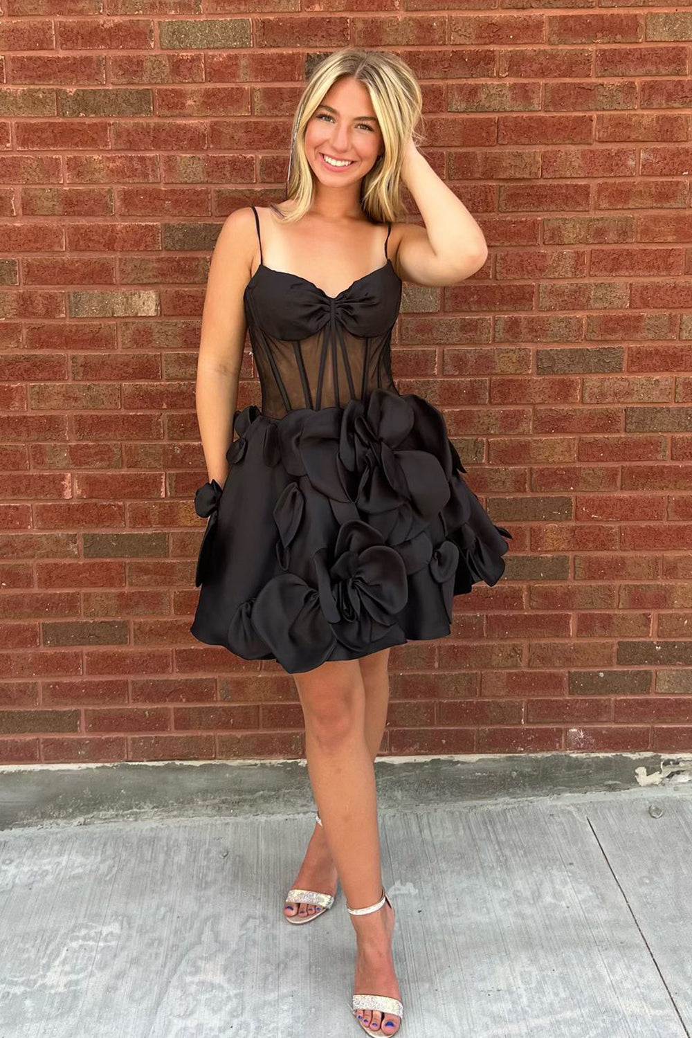 Vestido corto de fiesta sin tirantes, corte en A, corsé y flores 3D