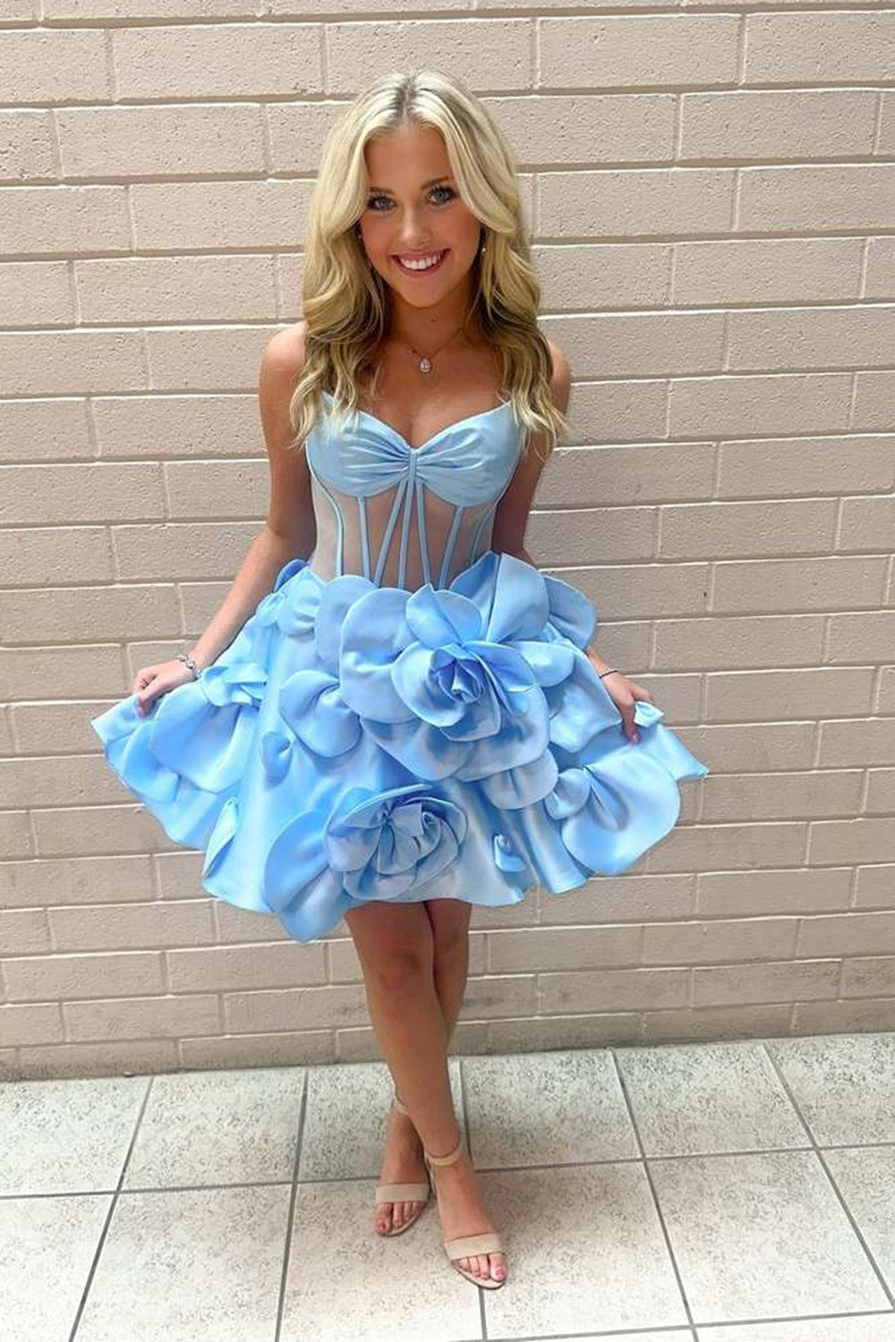 Vestido corto de fiesta sin tirantes, corte en A, corsé y flores 3D