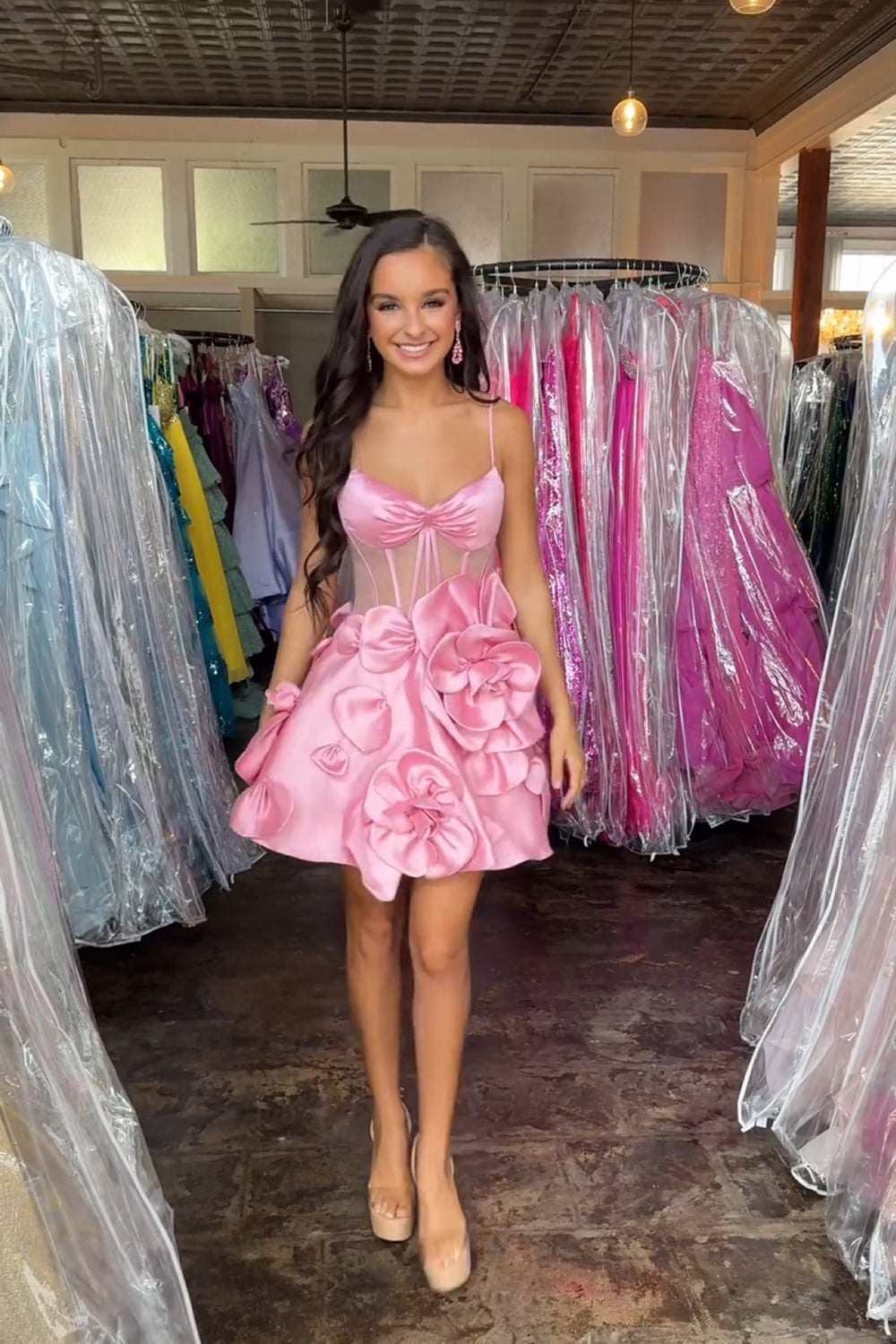 Vestido corto de fiesta sin tirantes, corte en A, corsé y flores 3D