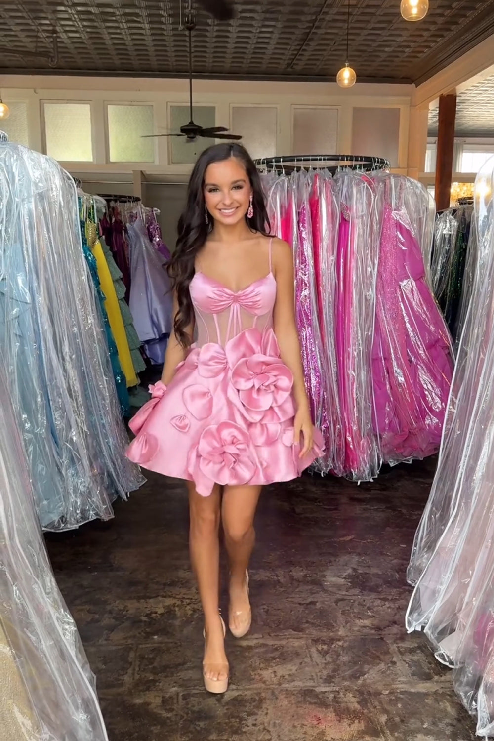 Vestido corto de fiesta sin tirantes, corte en A, corsé y flores 3D