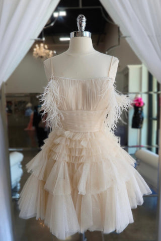 Robe de bal courte trapèze en tulle à épaules dénudées et à volants, ornée de plumes.