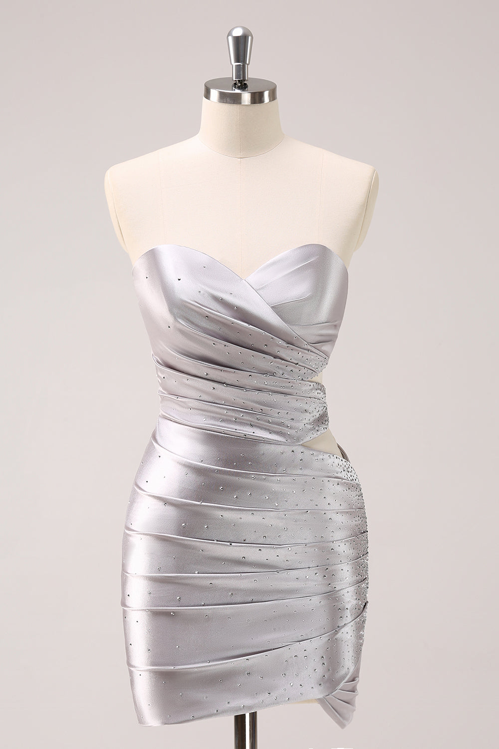 Vestido corto de fiesta ajustado de satén plateado brillante sin tirantes con aberturas y pedrería