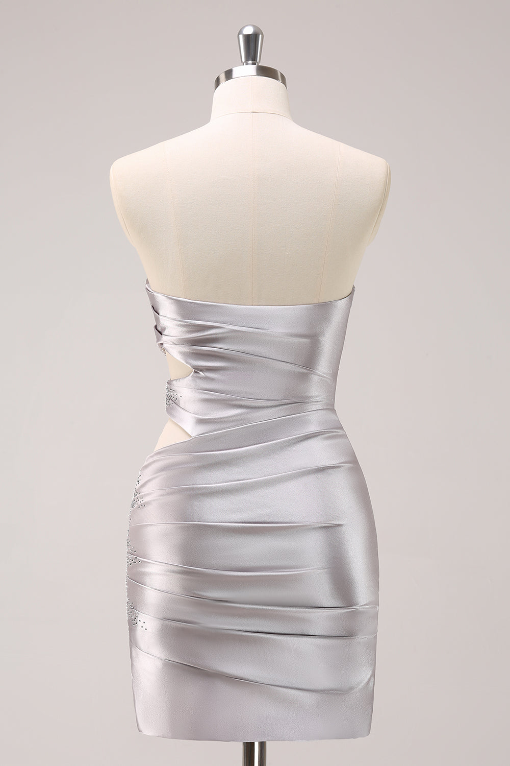 Vestido corto de fiesta ajustado de satén plateado brillante sin tirantes con aberturas y pedrería
