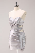 Vestido corto de fiesta ajustado de satén plateado brillante sin tirantes con aberturas y pedrería
