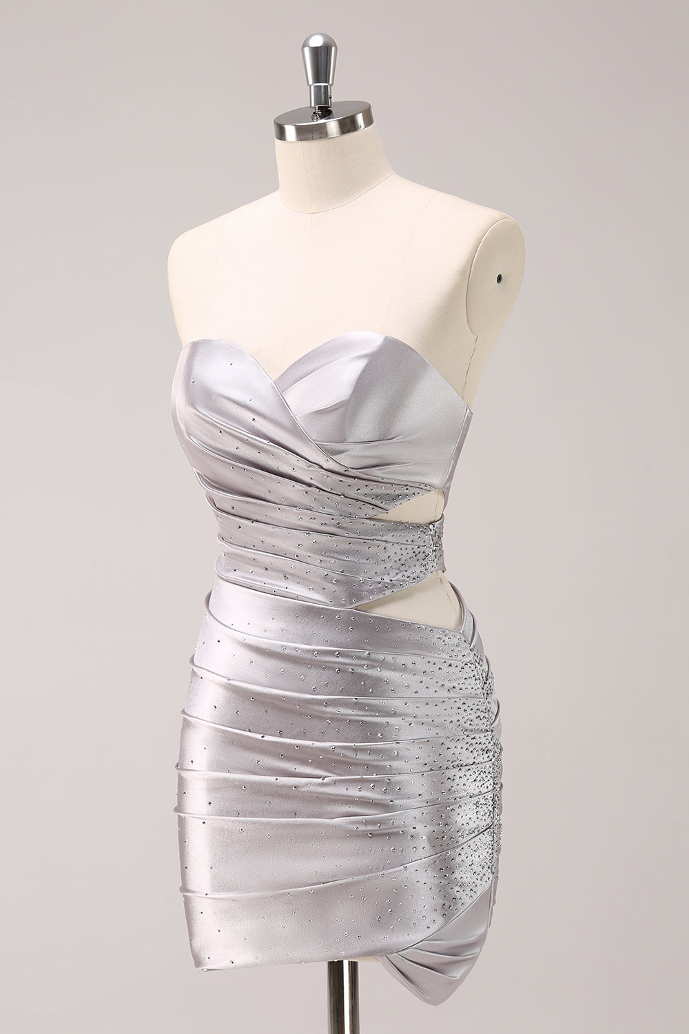 Vestido corto de fiesta ajustado de satén plateado brillante sin tirantes con aberturas y pedrería