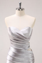 Vestido corto de fiesta ajustado de satén plateado brillante sin tirantes con aberturas y pedrería