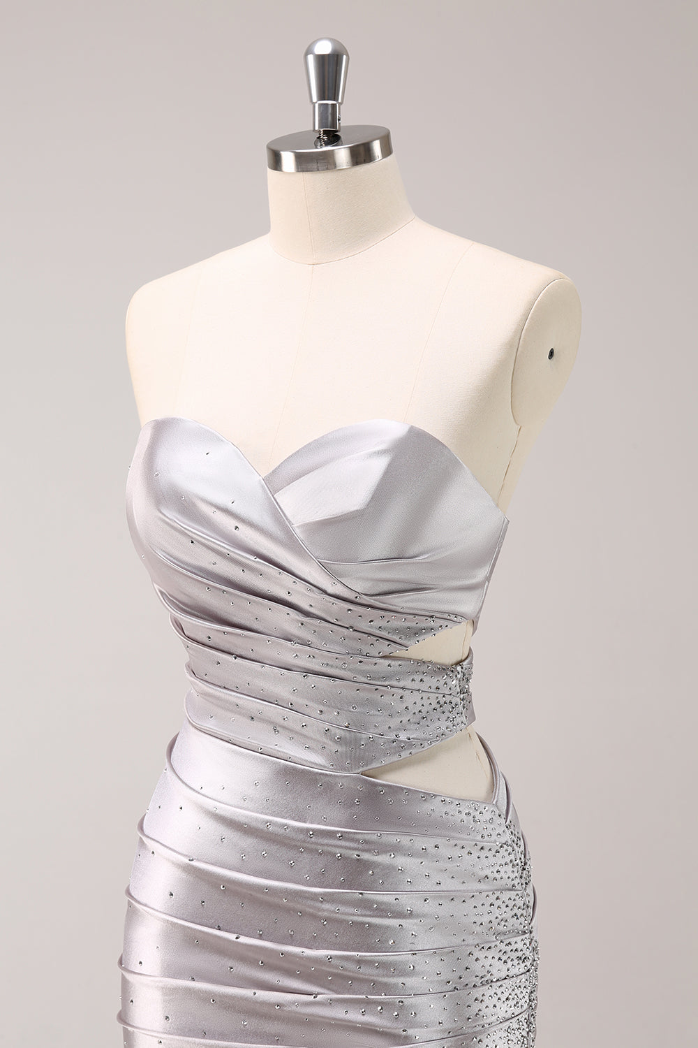 Vestido corto de fiesta ajustado de satén plateado brillante sin tirantes con aberturas y pedrería
