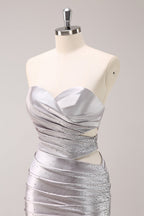 Vestido corto de fiesta ajustado de satén plateado brillante sin tirantes con aberturas y pedrería