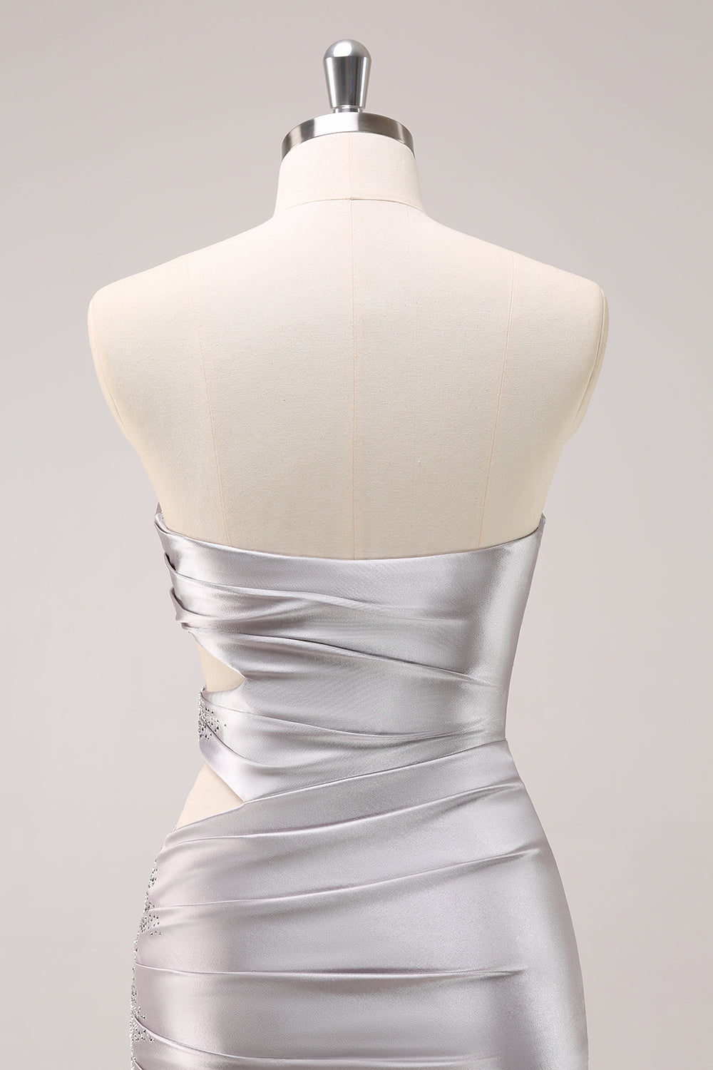Vestido corto de fiesta ajustado de satén plateado brillante sin tirantes con aberturas y pedrería