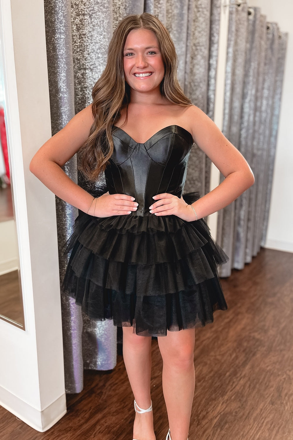 Vestido corto de fiesta de bienvenida sin tirantes, corte en A, corsé de satén