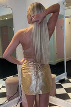 Robe de bal courte moulante à bretelles spaghetti et perles