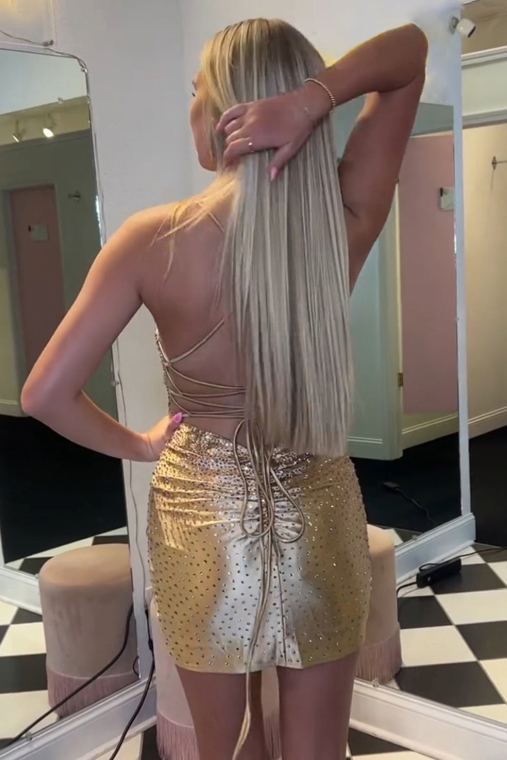 Robe de bal courte moulante à bretelles spaghetti et perles