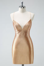 Robe de bal courte moulante à bretelles spaghetti et perles