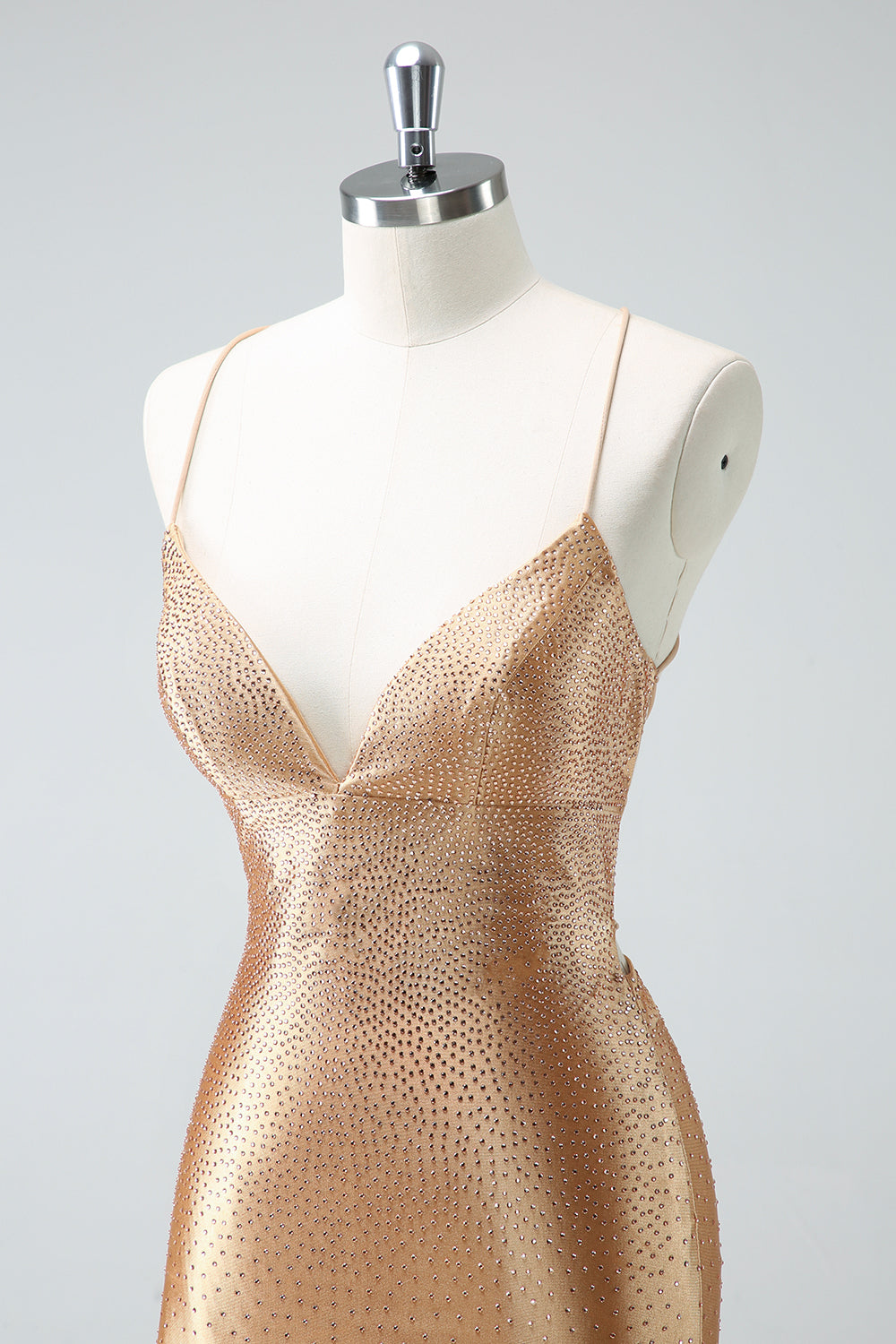 Robe de bal courte moulante à bretelles spaghetti et perles