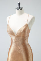 Robe de bal courte moulante à bretelles spaghetti et perles