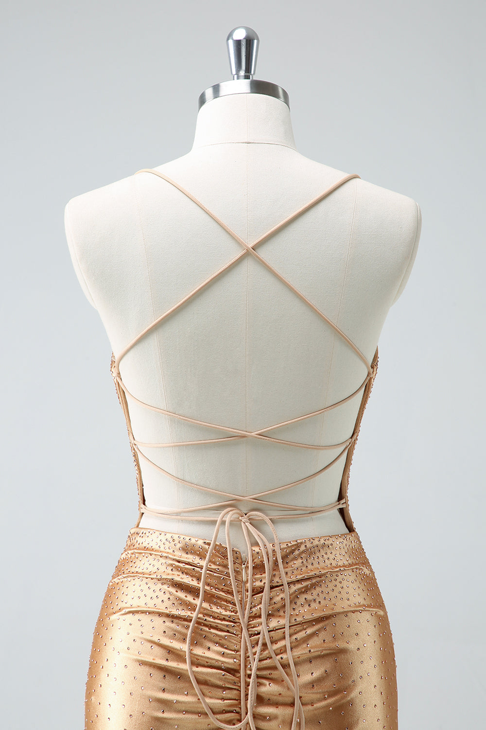Robe de bal courte moulante à bretelles spaghetti et perles