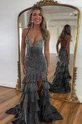 Robe de bal sirène noire à fines bretelles, ornée de perles et fendue, avec fente.