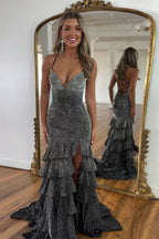Robe de bal sirène noire à fines bretelles, ornée de perles et fendue, avec fente.