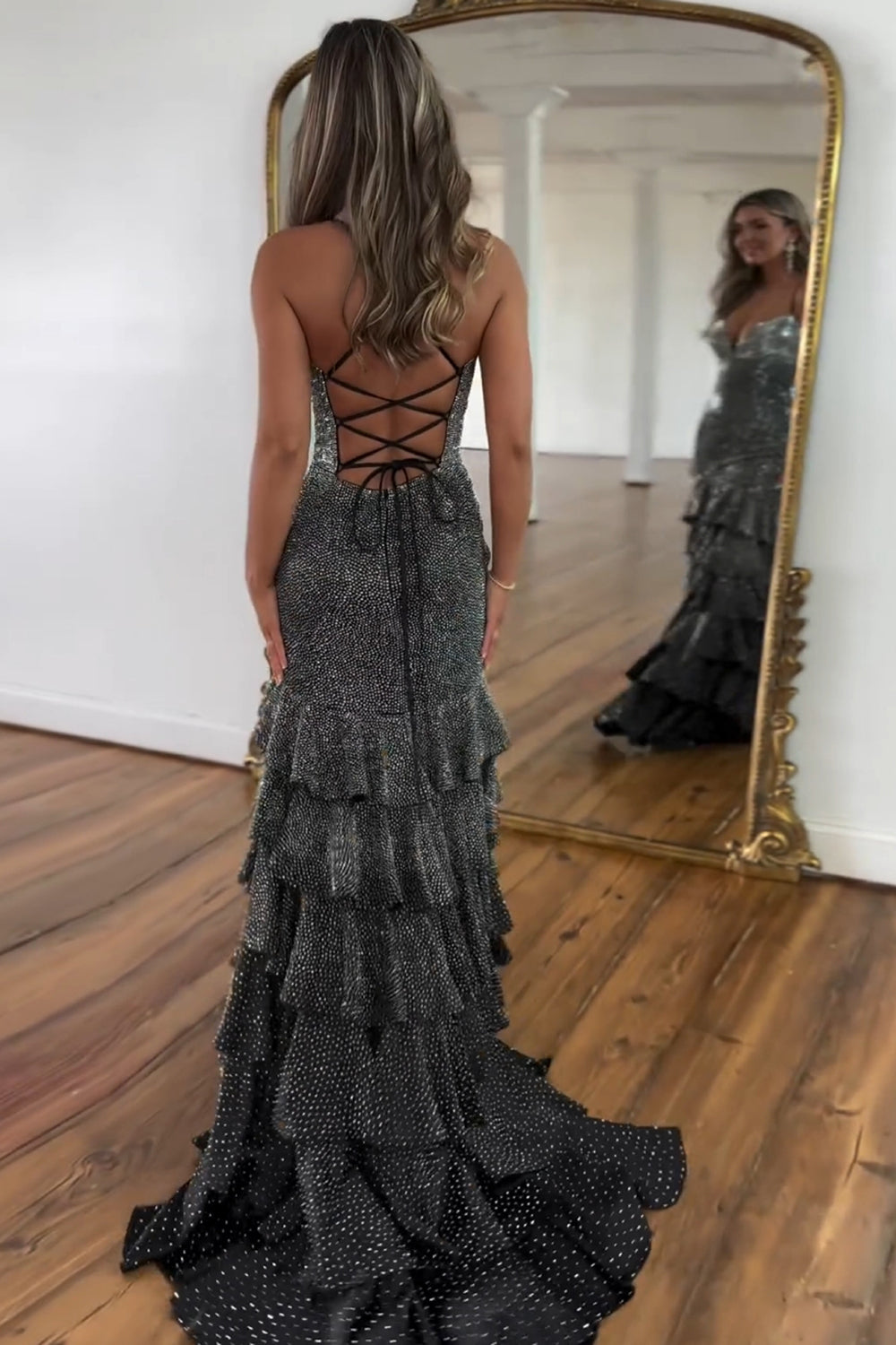 Robe de bal sirène noire à fines bretelles, ornée de perles et fendue, avec fente.