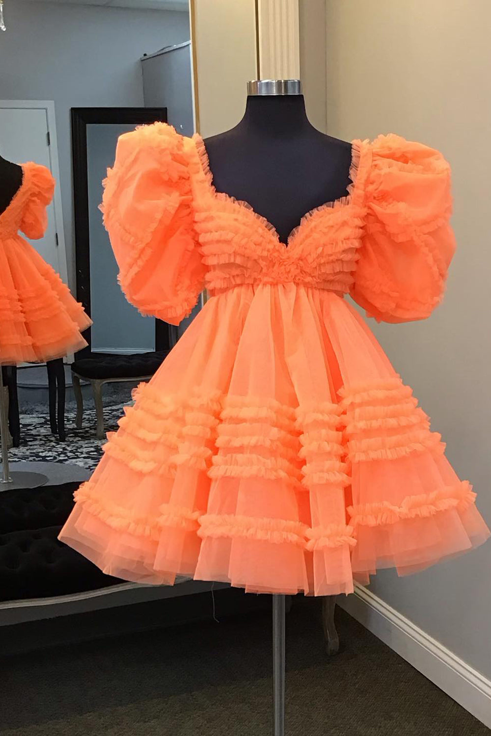 Robe de bal courte trapèze en tulle à manches bouffantes
